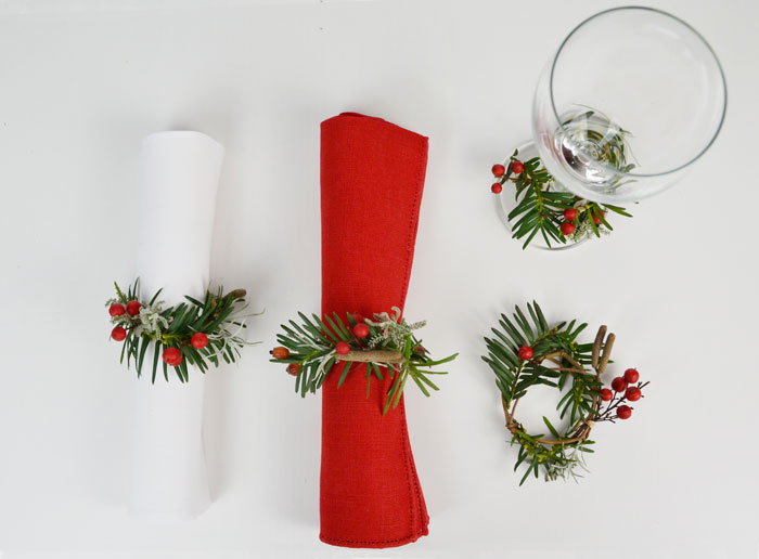 4 pezzi Fibbia del tovagliolo di Natale Buon Natale portatovaglioli Portatovaglioli di Natale in metallo con foglie di bacche e strass Portatovaglioli d'oro per la decorazione della tavola da pranzo 