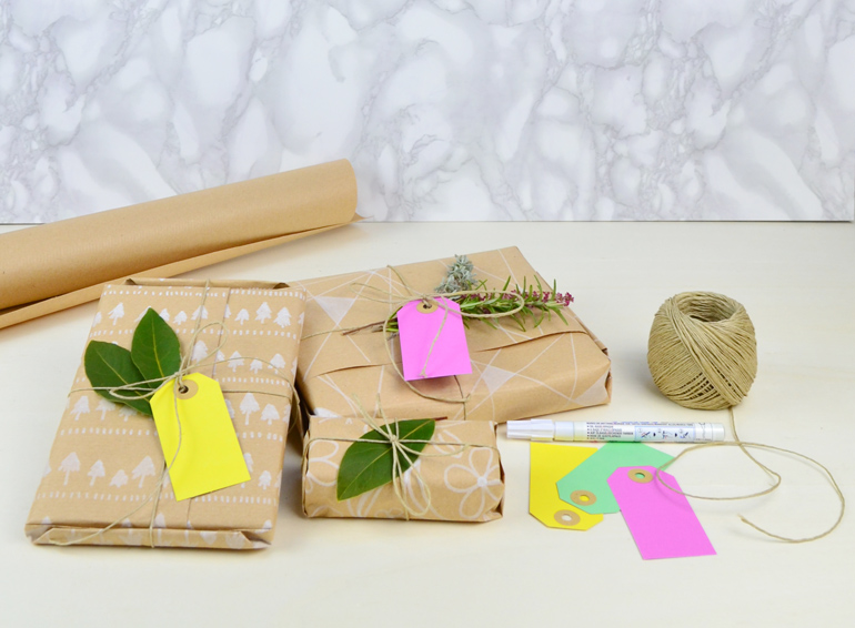 pacchetti con carta da pacchi decorati