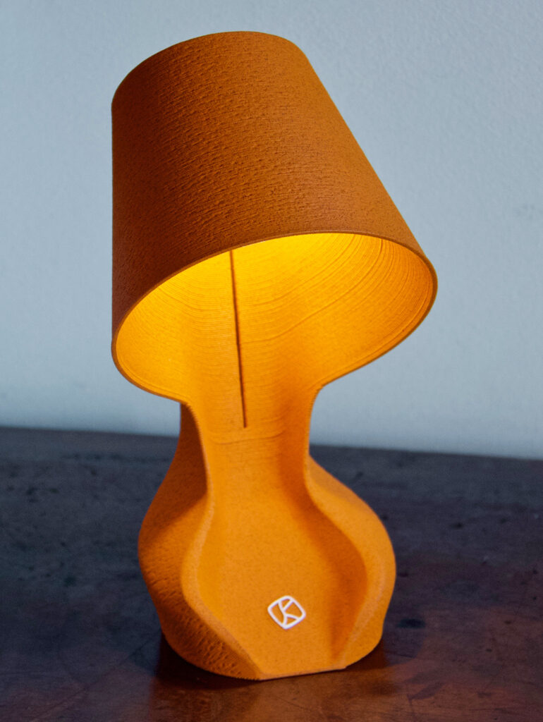 Ohmie The Orange Lamp, lampada da tavolo stampata in 3D ricavata da scarti di bucce d'arancia