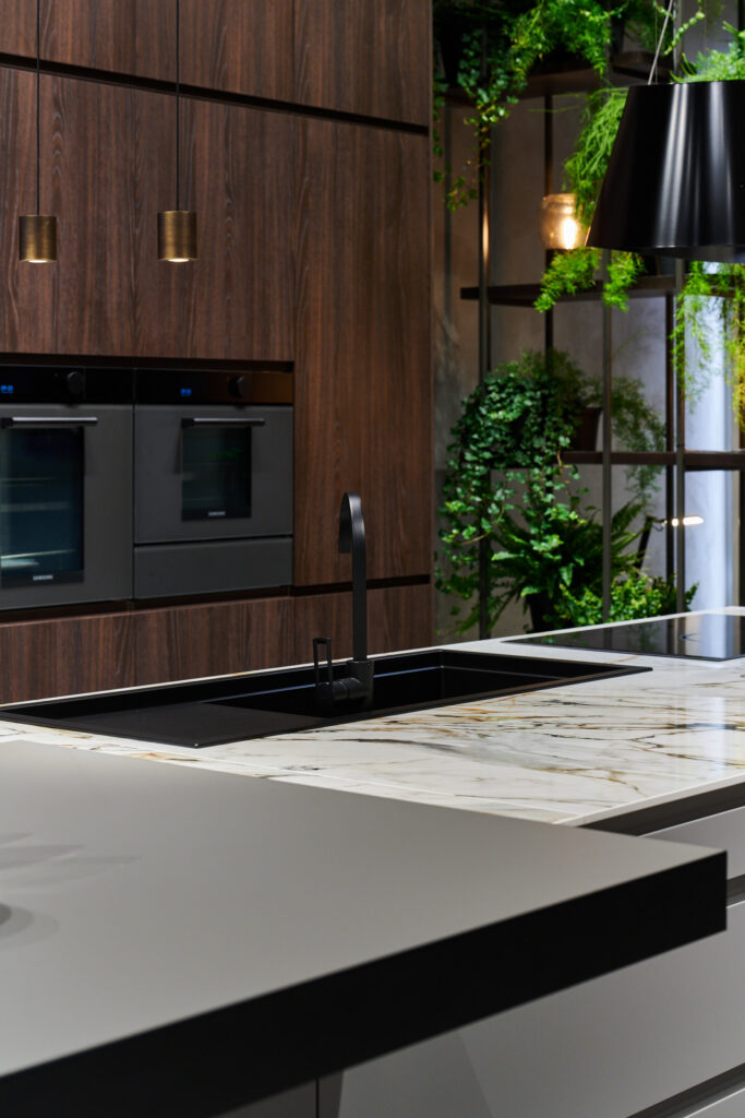 cucina ante legno piano marmo